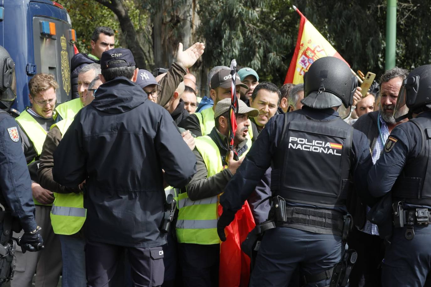 Agricultores independientes se concentran en el entorno de la Palmera en Sevilla