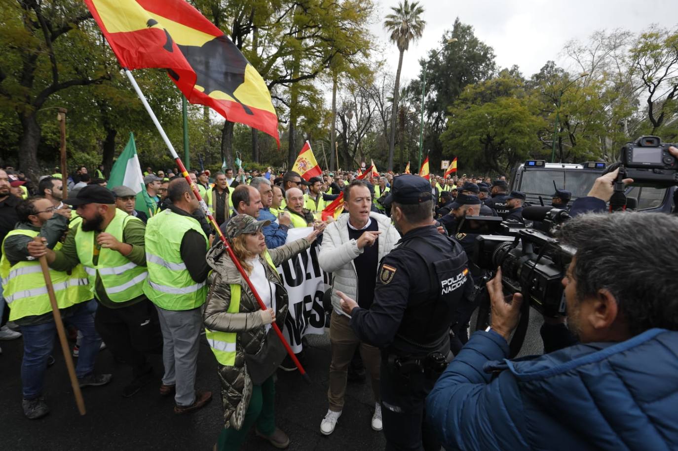 Agricultores independientes se concentran en el entorno de la Palmera en Sevilla