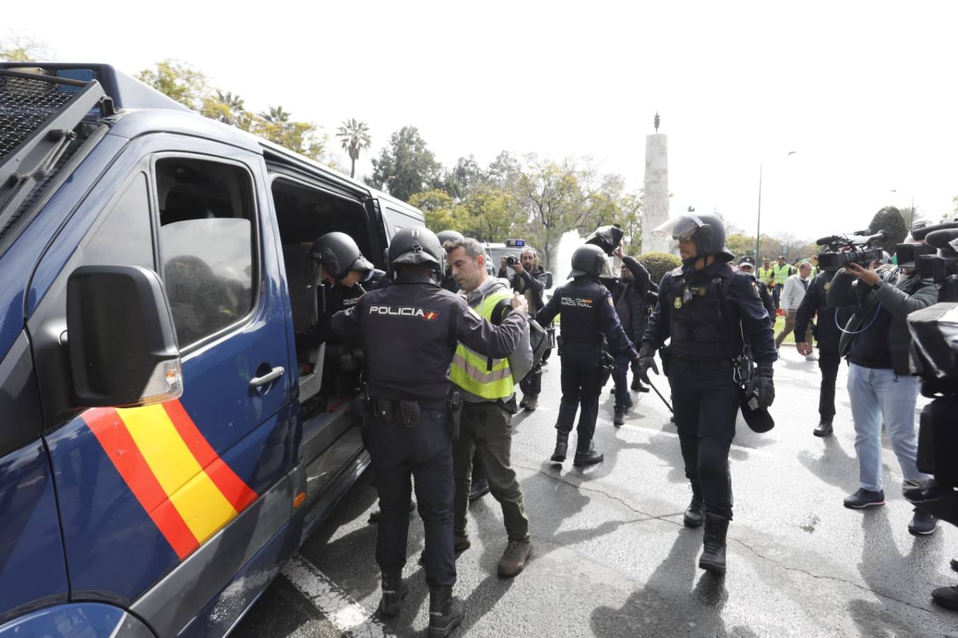 Agricultores independientes se concentran en el entorno de la Palmera en Sevilla