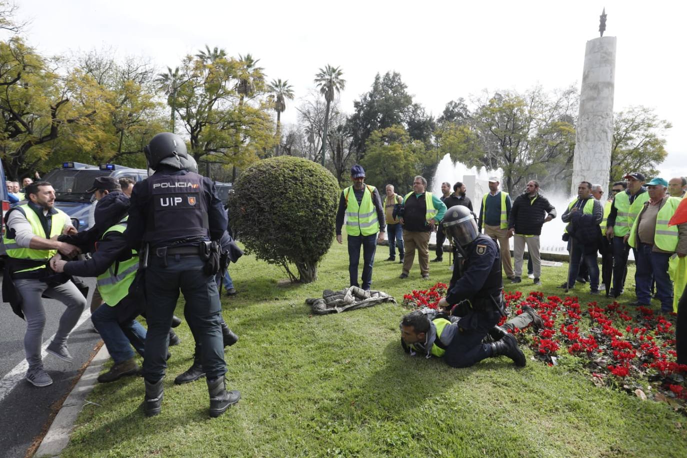 Agricultores independientes se concentran en el entorno de la Palmera en Sevilla
