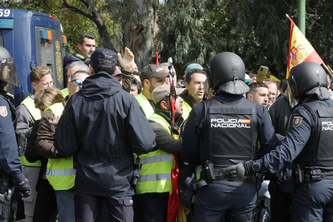 Agricultores independientes se concentran en el entorno de la Palmera en Sevilla