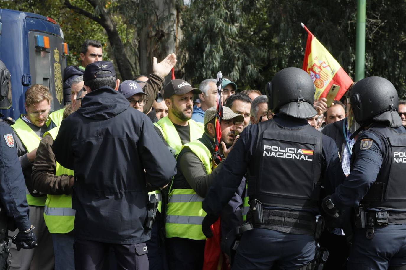 Agricultores independientes se concentran en el entorno de la Palmera en Sevilla