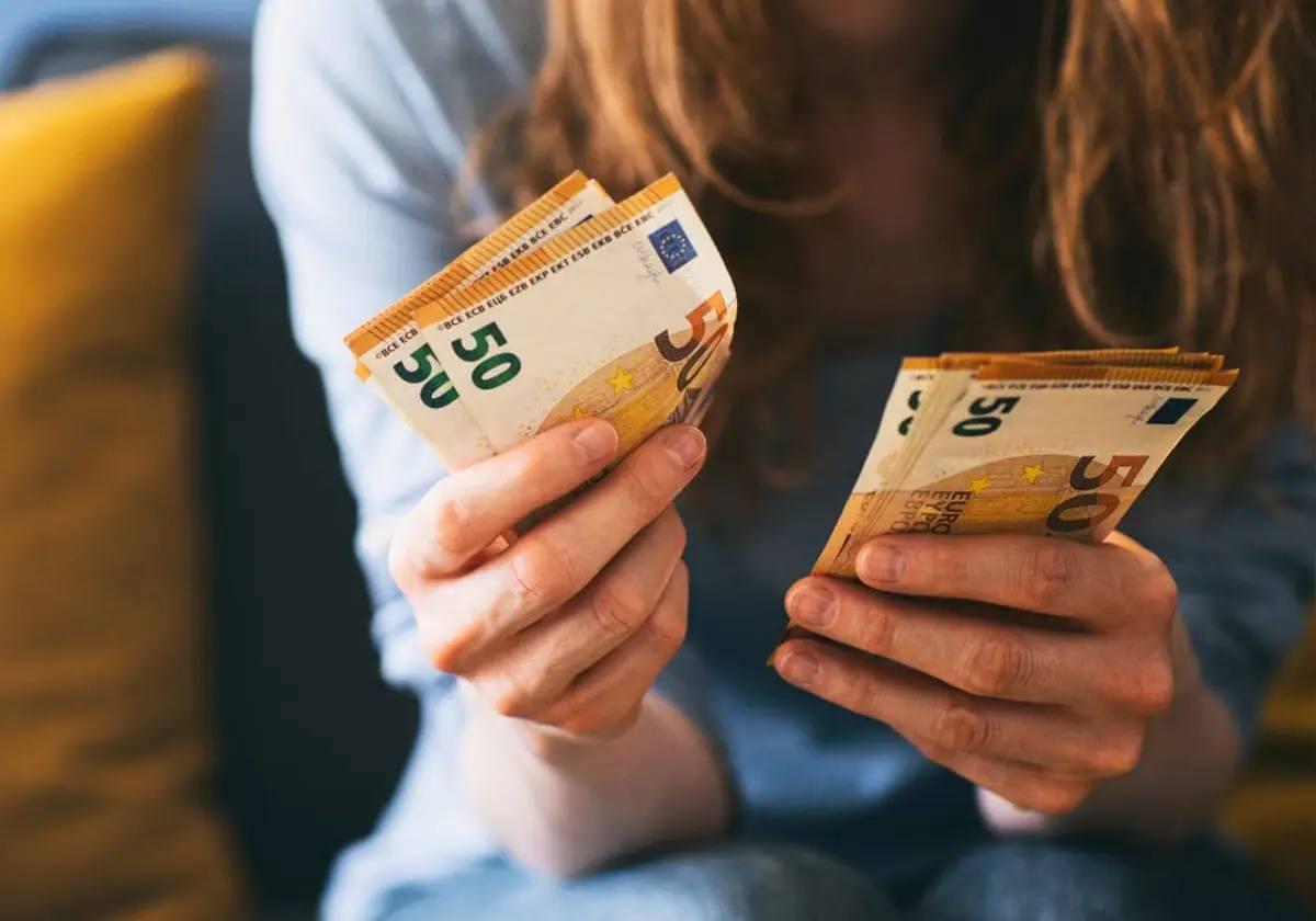 Imagen de una mujer contando billetes