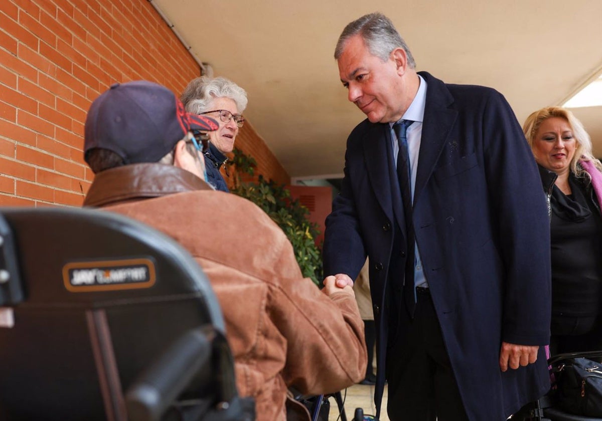 El alcalde de Sevilla, José Luis Sanz, en una reunión con los vecinos de la zona