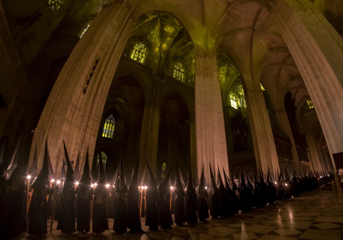Nazarenos del Gran Poder en perfecto orden por la Catedral