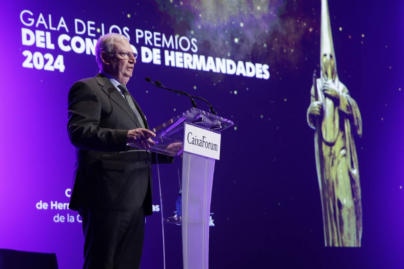 Un momento del acto emotivo celebrado este martes para entregar el premio 'Fernando Carrasco' del Consejo de Cofradías