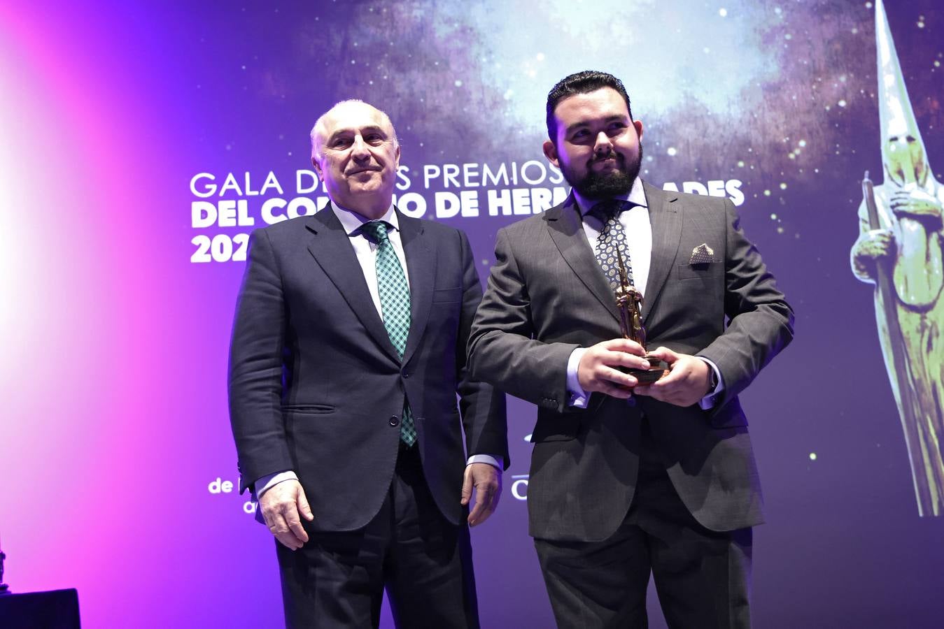 Un momento del acto emotivo celebrado este martes para entregar el premio 'Fernando Carrasco' del Consejo de Cofradías