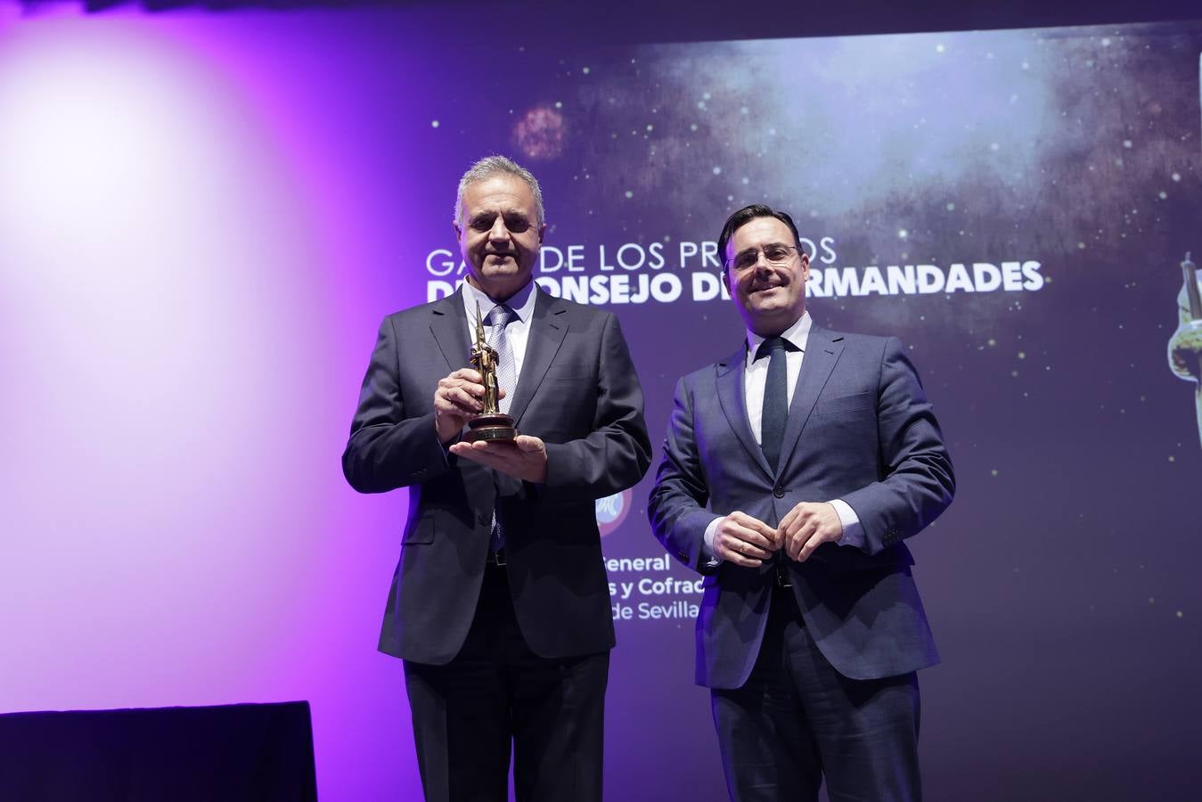 Un momento del acto emotivo celebrado este martes para entregar el premio 'Fernando Carrasco' del Consejo de Cofradías