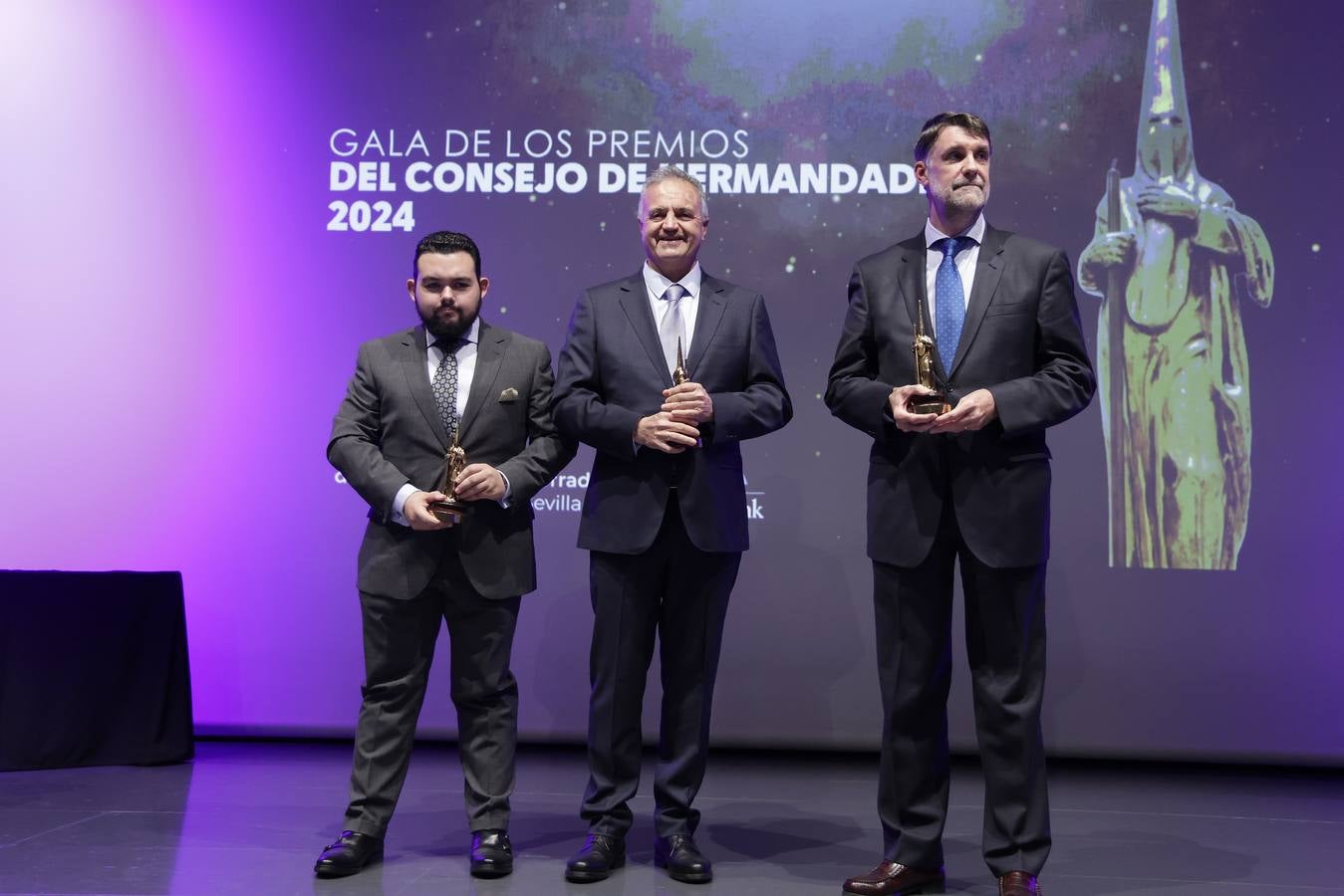 Un momento del acto emotivo celebrado este martes para entregar el premio 'Fernando Carrasco' del Consejo de Cofradías