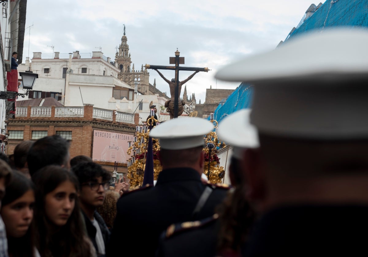 La banda del Rosario de Cádiz tras el paso de misterio de la hermandad de las Aguas