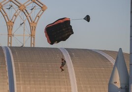 Dos hombres se tiran en paracaídas del cohete de la Cartuja de Sevilla