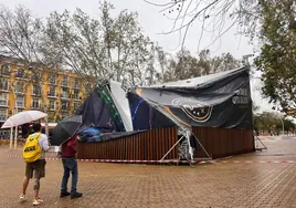 Heridos tres niños por la caída de una carpa en la Alameda de Hércules de Sevilla