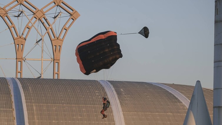 La Junta de Andalucía denuncia a los dos hombres que saltaron en paracaídas desde el cohete de la Expo de Sevilla