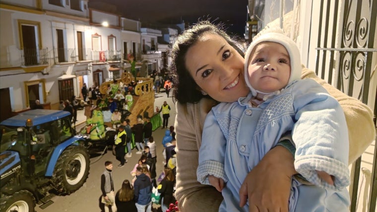 Elena junto con su madre el día de la Cabalgata de Reyes Magos en Arahal