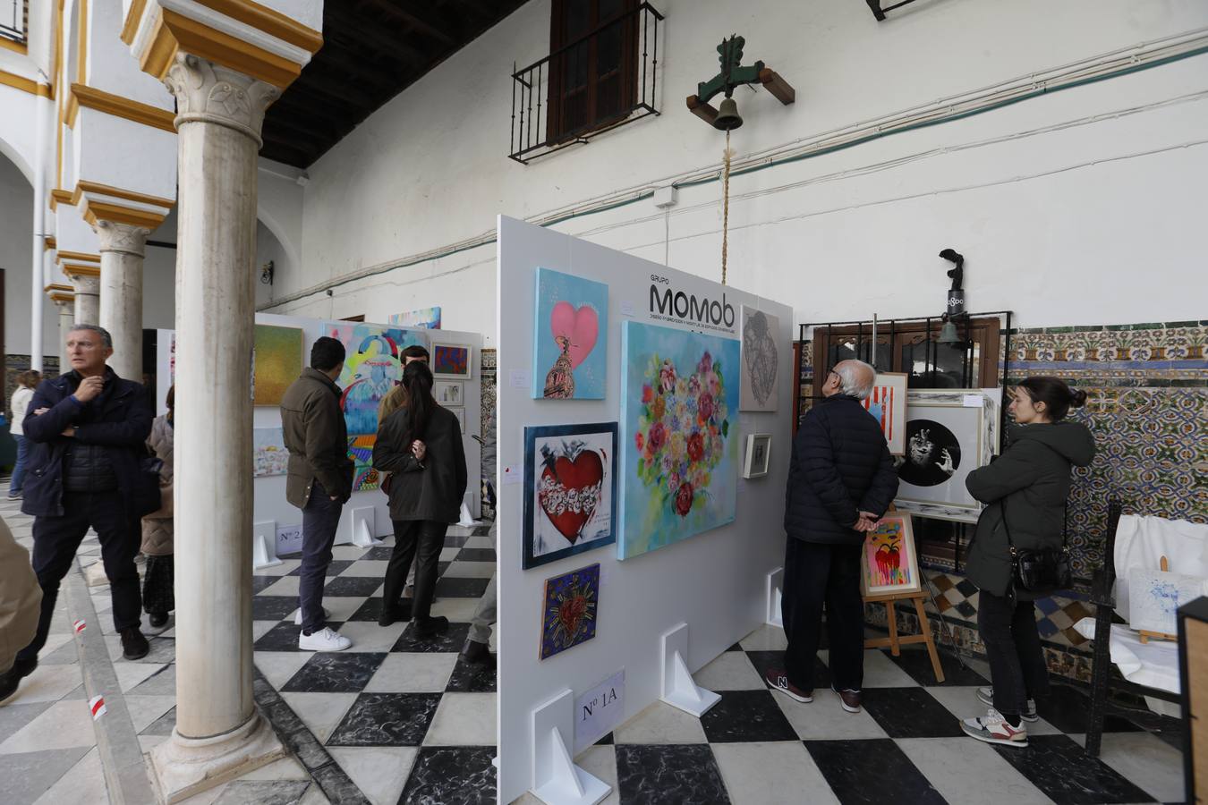 El patio del convento de San Leandro acoge esta muestra benéfica para recaudar fondos que sirvan a la restauración del edificio