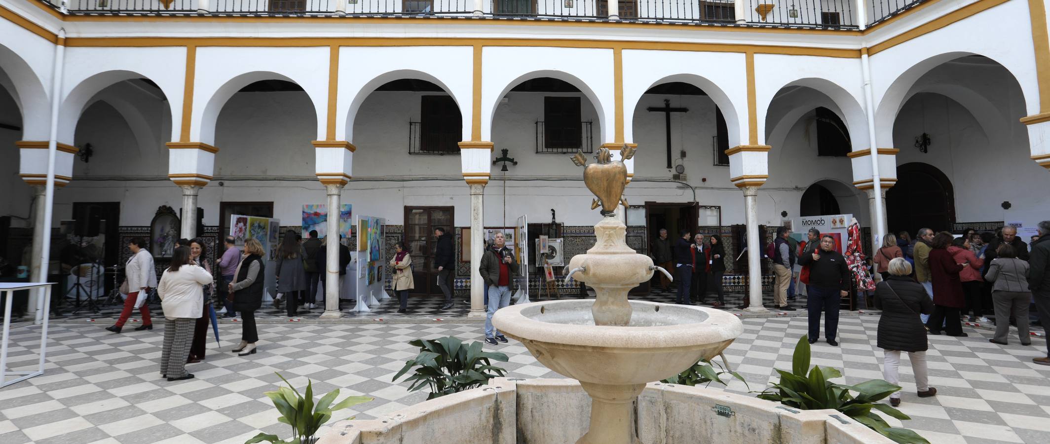 El patio del convento de San Leandro acoge esta muestra benéfica para recaudar fondos que sirvan a la restauración del edificio