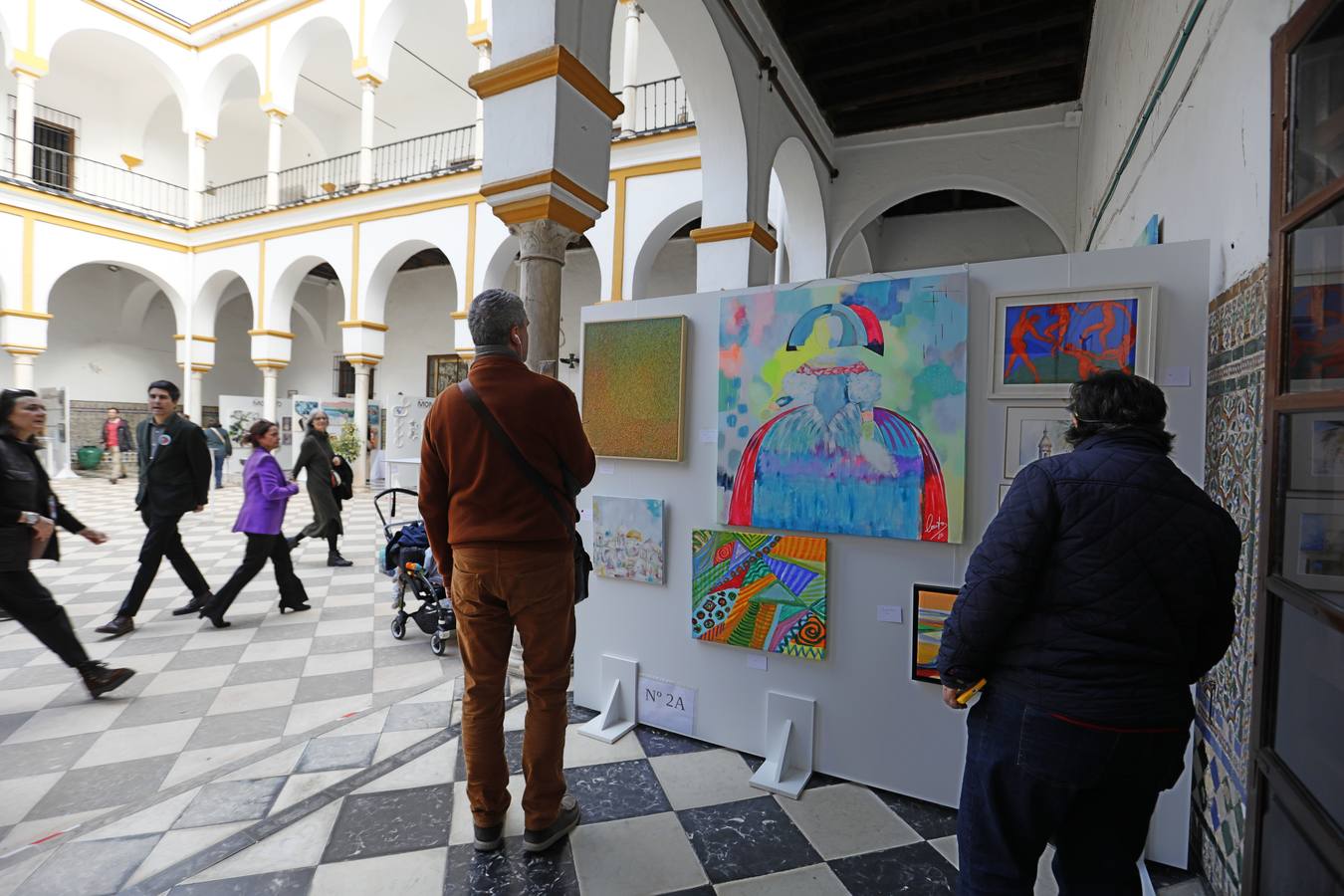 El patio del convento de San Leandro acoge esta muestra benéfica para recaudar fondos que sirvan a la restauración del edificio