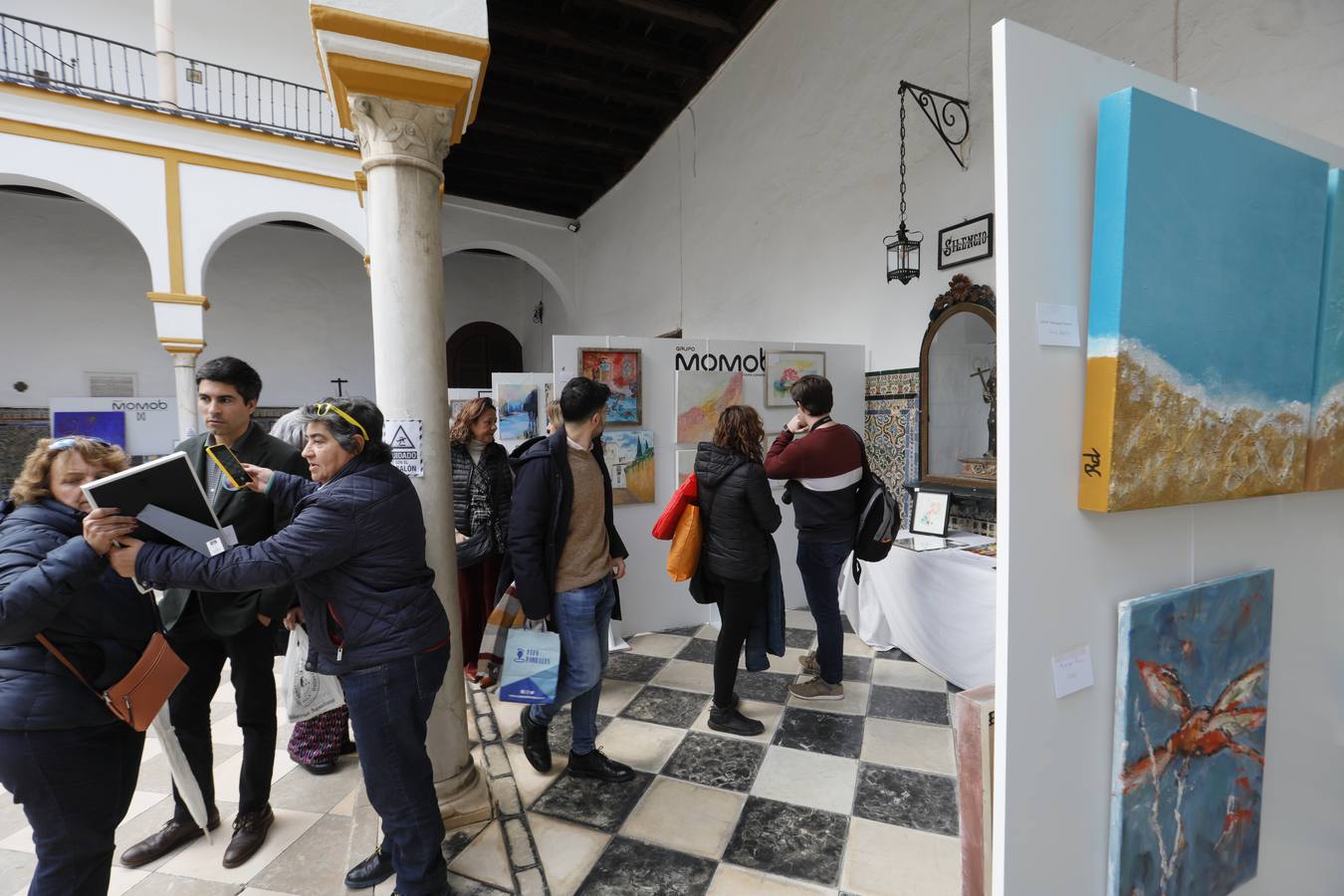 El patio del convento de San Leandro acoge esta muestra benéfica para recaudar fondos que sirvan a la restauración del edificio