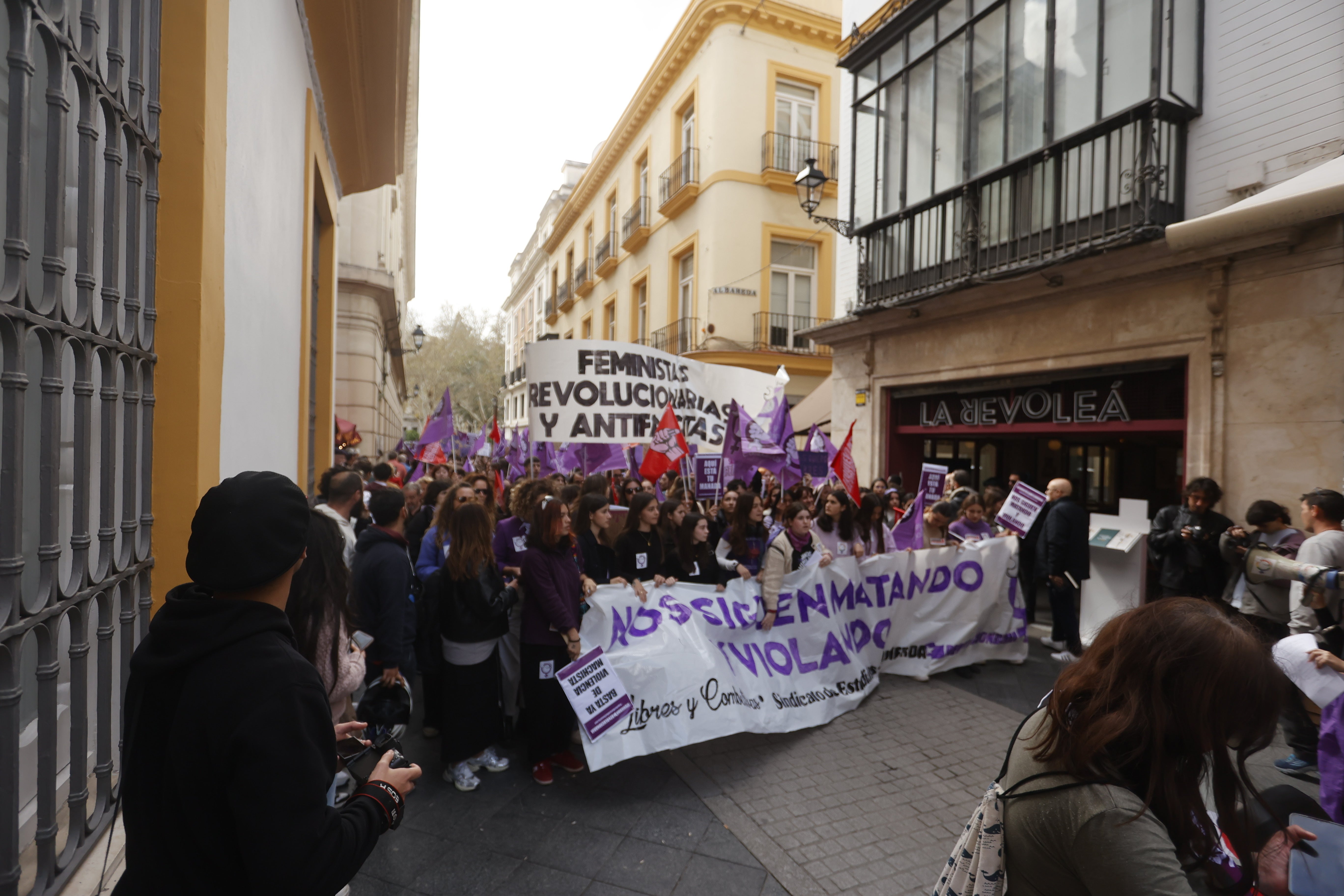 La manifestación recorrió las principales calles del centro de la ciudad con muchos gritos y pancartas