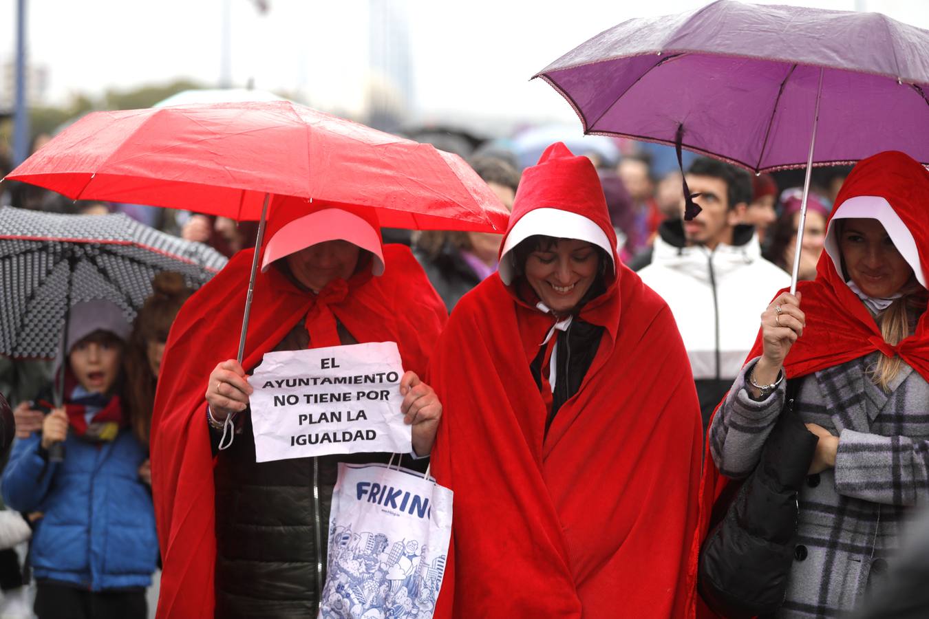 La lluvia no impidió que Mujeres Supervivientes saliera a reivindicar los derechos de las mujeres palestinas