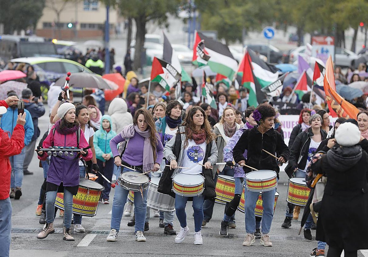 Diversas mujeres del colectivo tocan tambores y portan banderas palestinas