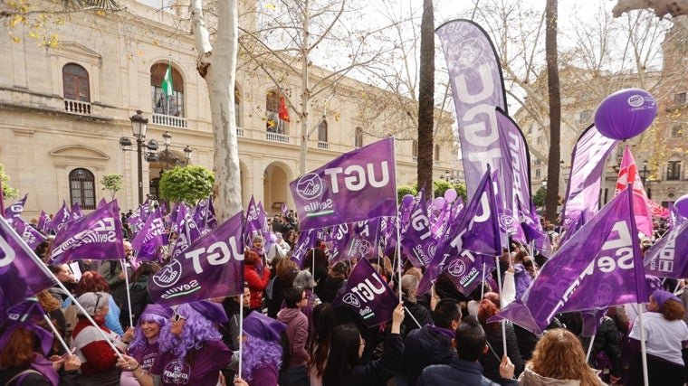 Las marchas de UGT y CC.OO: coincidieron por la mañana en la Plaza Nueva