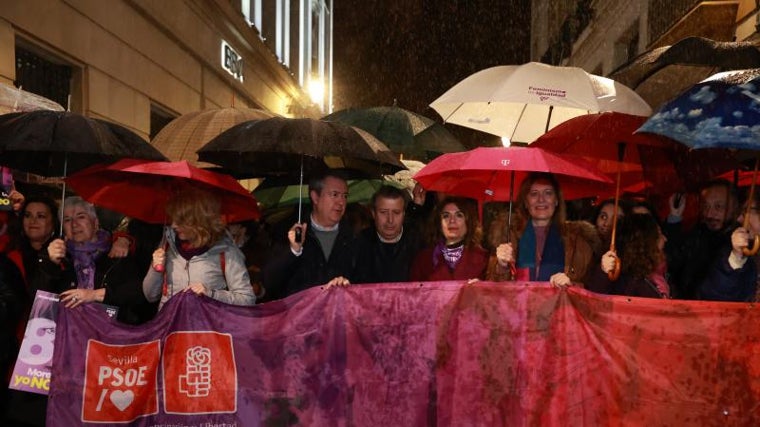 La vicepresidenta del Gobierno María Jesús Montero en el centro tras la pancarta del PSOE andaluz