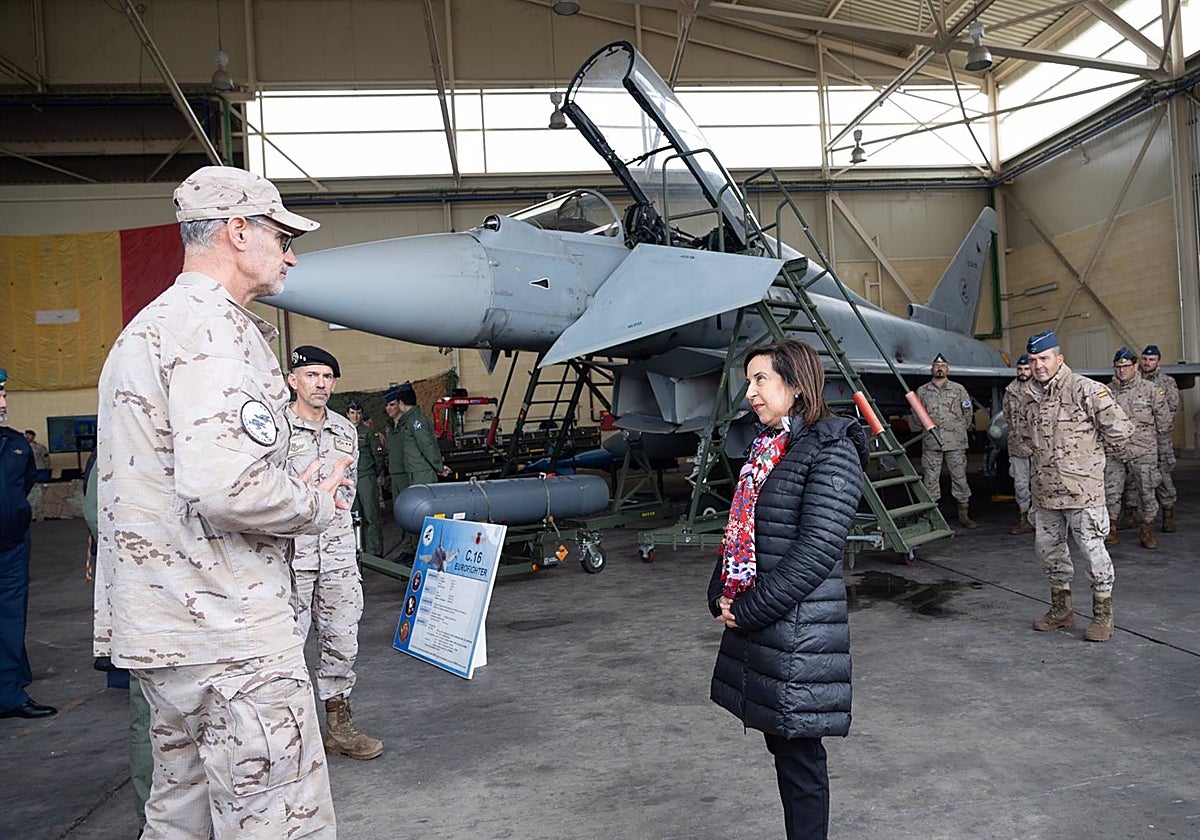 La ministra de Defensa, Margarita Robles, junto a un caza Eurofighter de la base de Morón