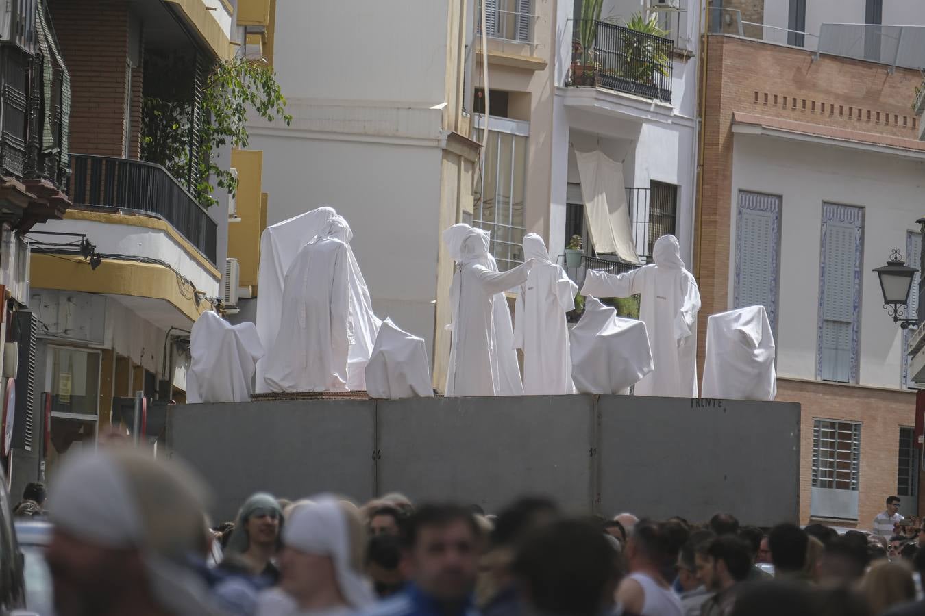 El paso del Cristo de la Amargura avanza entre una multitud que acude cada año a ver a los 'fantasmitas'