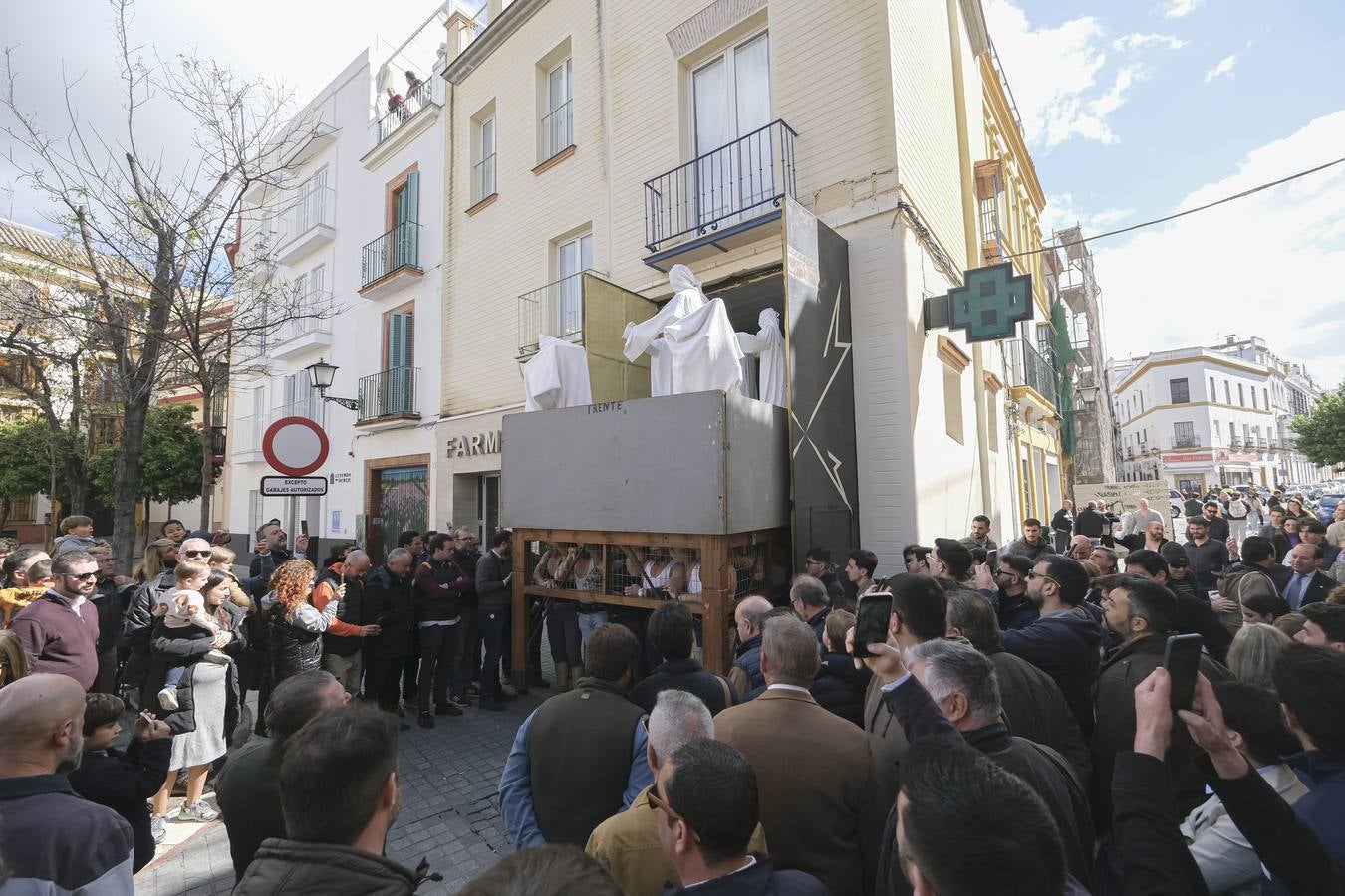 El paso del Cristo de la Amargura avanza entre una multitud que acude cada año a ver a los 'fantasmitas'