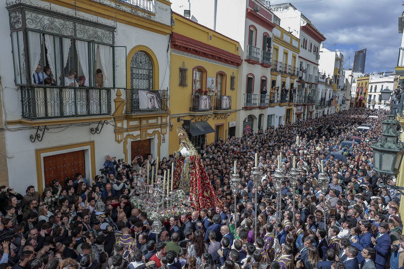 La Esperanza de Triana avanza hacia su capilla entre una multitud de fieles