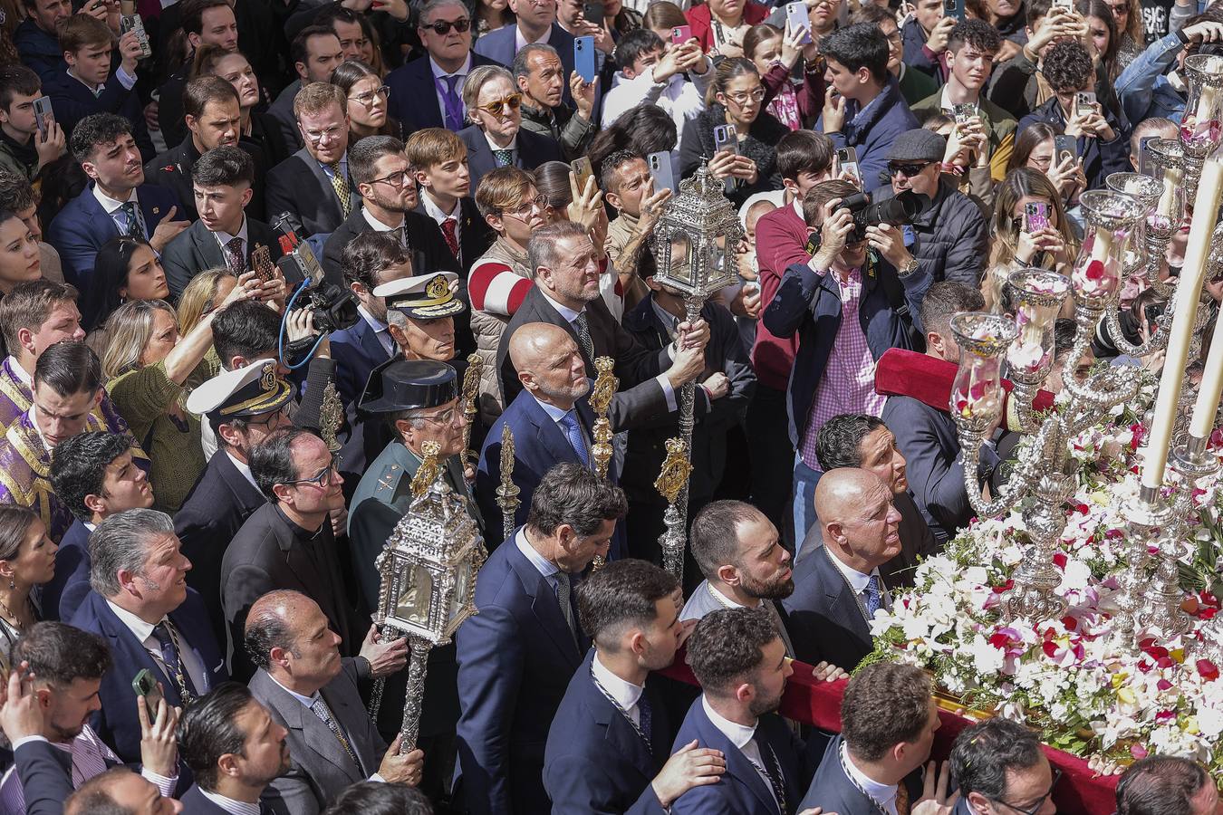 La Esperanza de Triana avanza hacia su capilla entre una multitud de fieles
