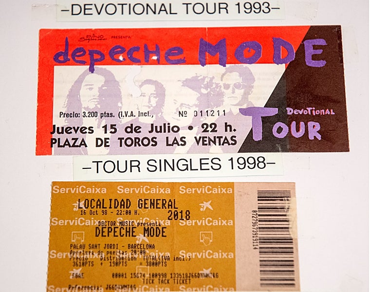 Arriba, una entrada del 'Devotional Tour' de 1993, primer concierto de Depeche Mode al que fue este coleccionista. Abajo, otra del 'Tour Singles' de 1998