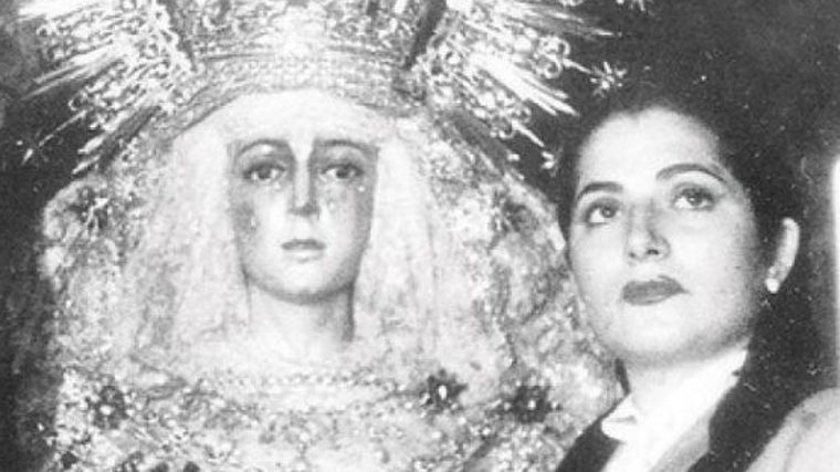 Juanita Reina junto a la Virgen de la Esperanza