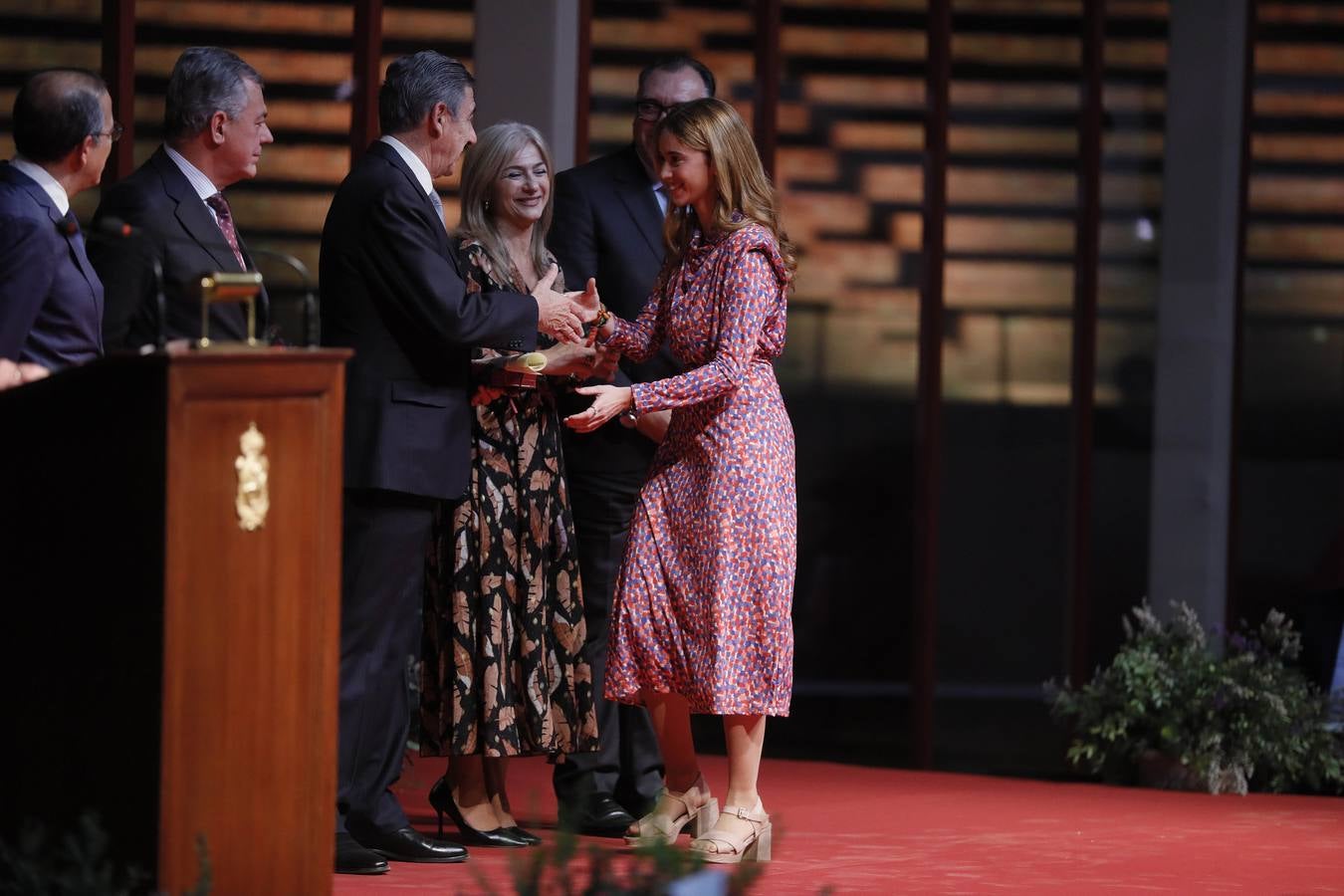 Los premiados recogieron sus distinciones en el ruedo de la Real Maestranza