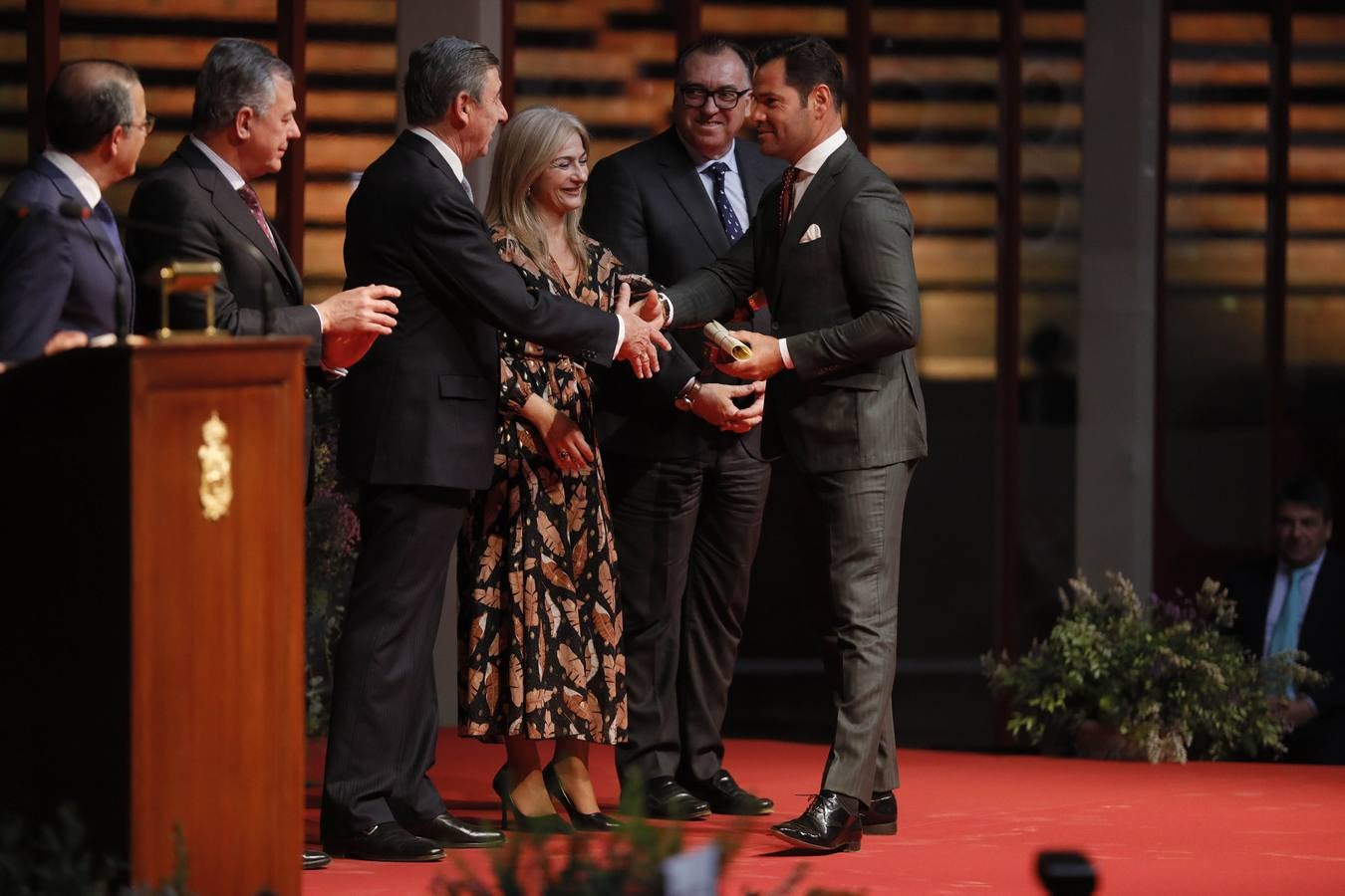 Los premiados recogieron sus distinciones en el ruedo de la Real Maestranza