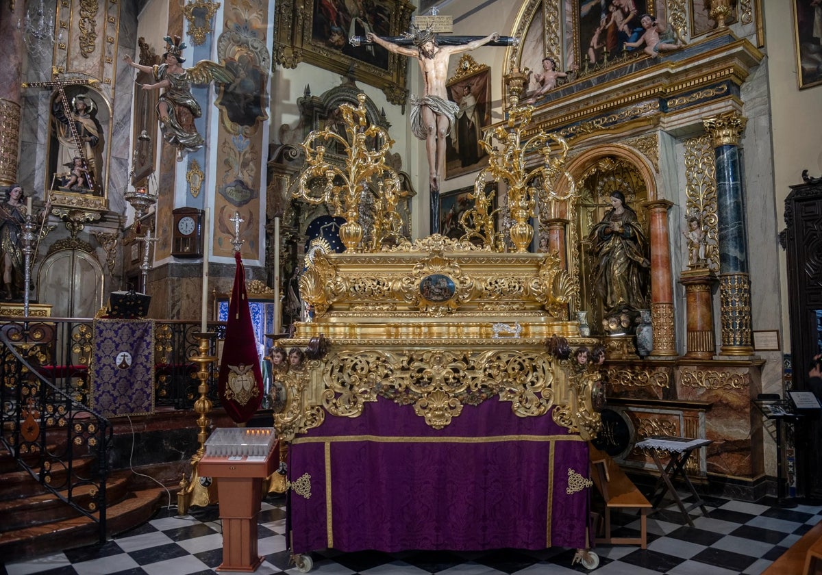 El Cristo de los Desamparados ya en su paso procesional