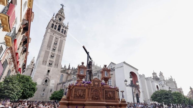 El Cristo de la Corona bajo la Giralda