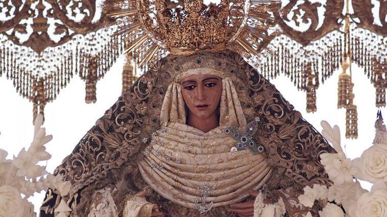 La hermandad de la Esperanza de Triana en la Madrugada de la Semana Santa de Sevilla de 2023