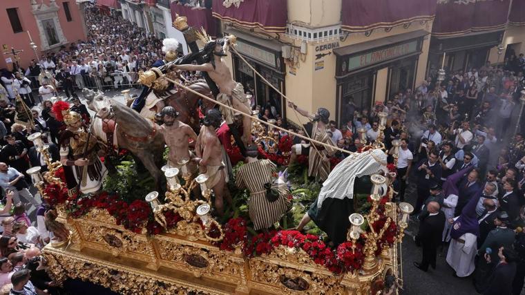 Gran aflluencia de público en los alrededores de la parroquia de Santa Catalina