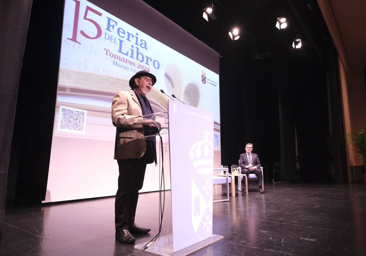 Leonardo Padura, durante su conferencia inaugural de la Feria del Libro de Tomares