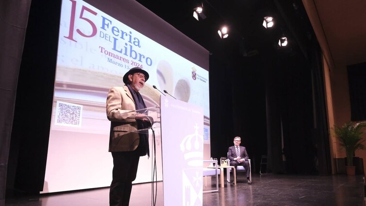 Leonardo Padura abre la Feria del Libro de Tomares: «Que se lean muchos libros»