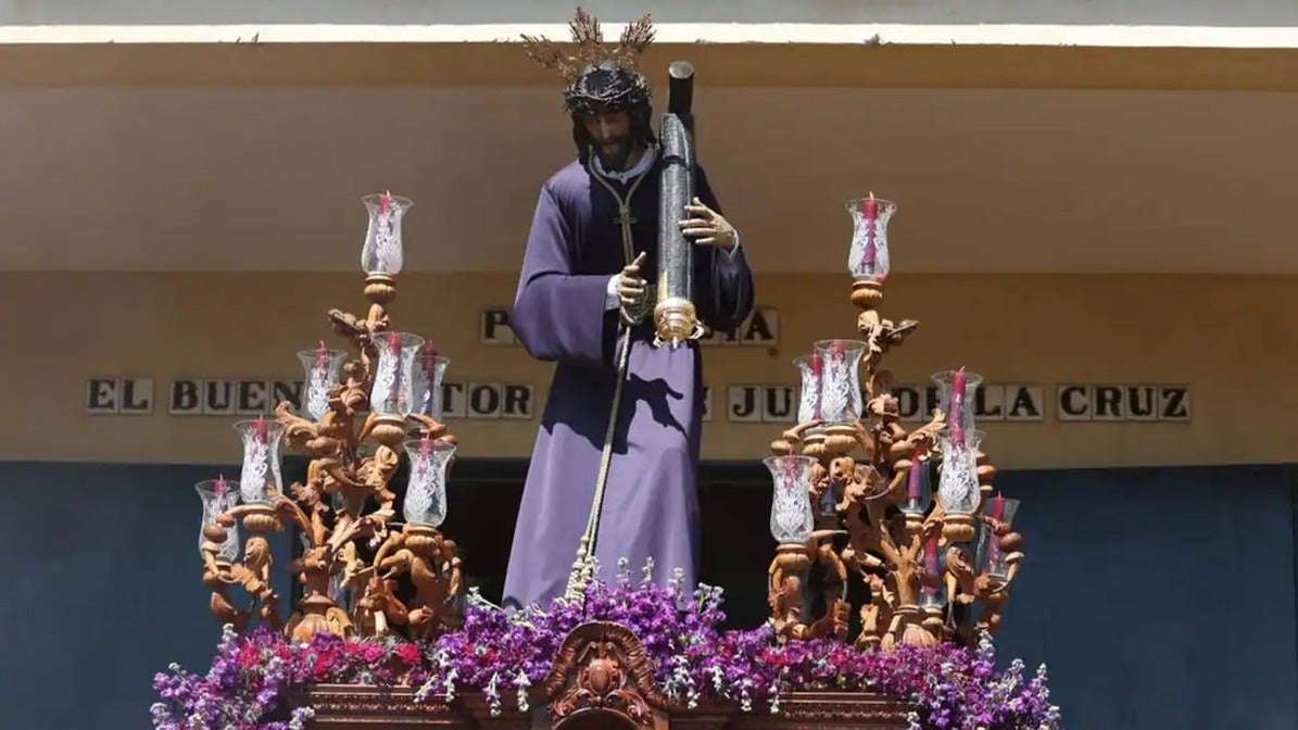 Nuestro Padre Jesús de la Salud de la hermandad de Padre Pío saliendo de la parroquia del Buen Pastor