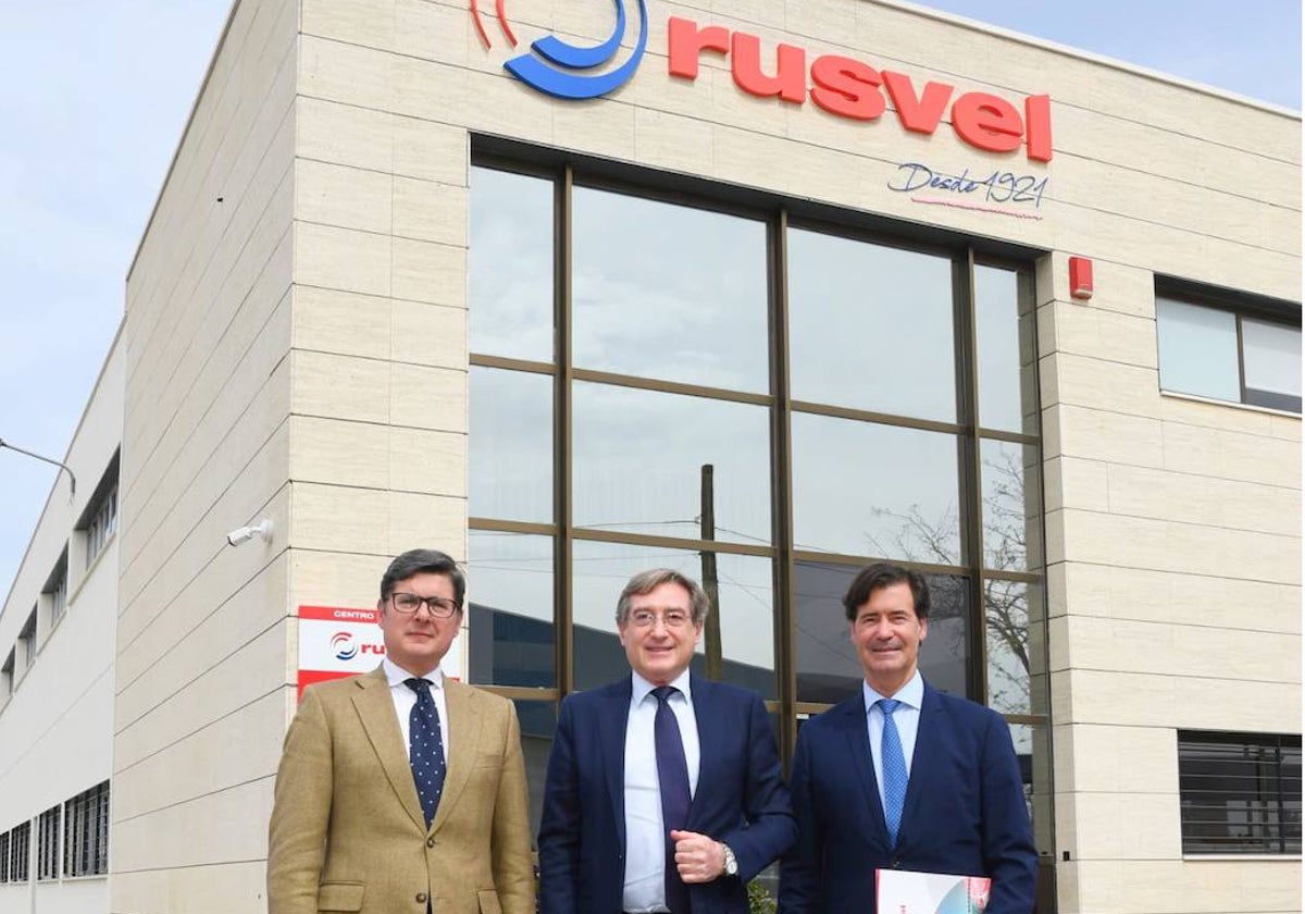 Álvaro Pimentel, Rafael Carmona y Miguel Rus, en la inauguración del nuevo centro logístico de Grupo Rusvel en el puerto de Sevilla