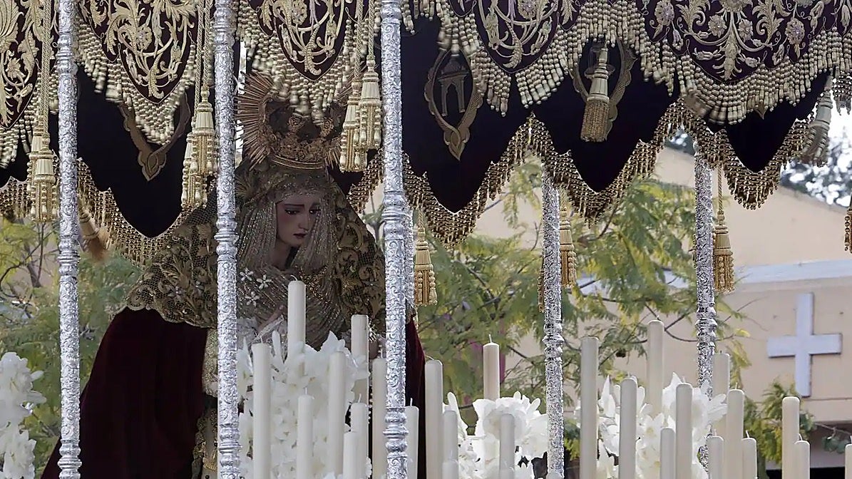 Salida de La Milagrosa por las calles de Nervión este Sábado de Pasión