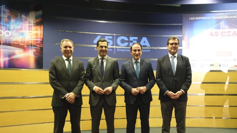 Manuel de la Cruz, director territorial de Santander; el presidente Juanma Moreno; Javier González de Lara, presidente de la CEA, y Antonio Garamendi, presidente de CEOE