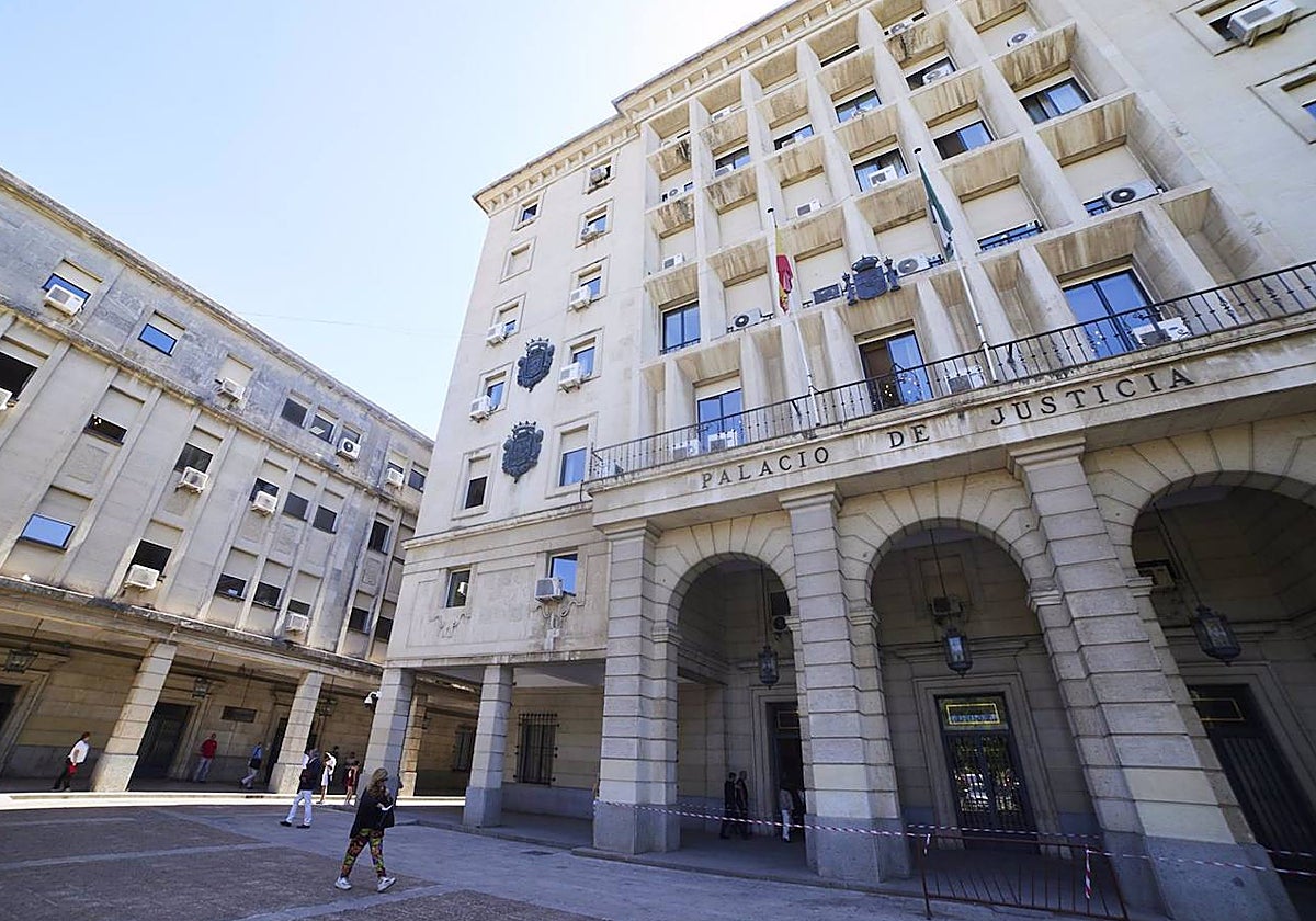 Detalle de la fachada principal de la Audiencia Provincial de Sevilla