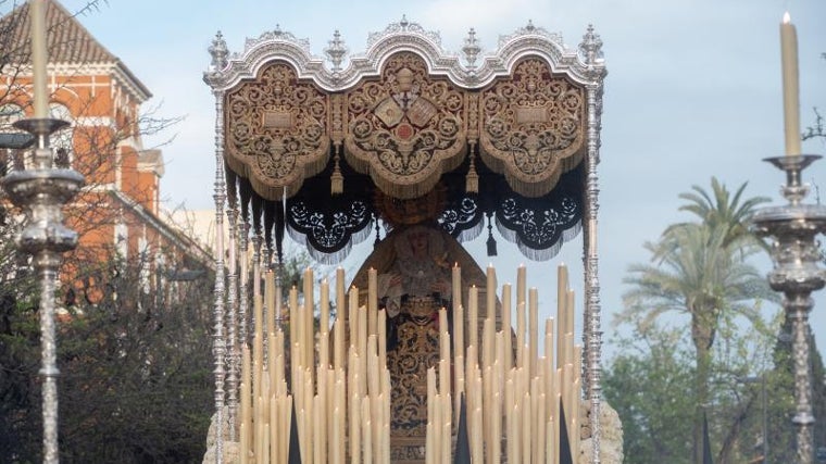 El majestuoso palio de la Virgen de la Angustia