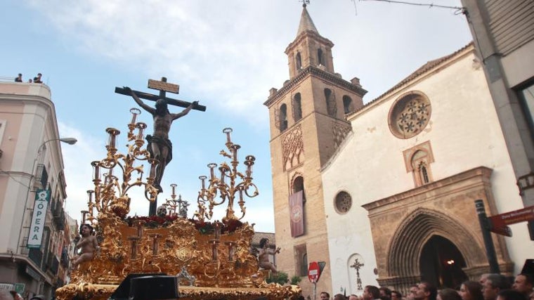 El Cristo de las Almas enfilando la calle Feria