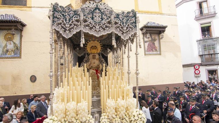 Salida del palio de la Virgen de la Candelaria de San Nicolás